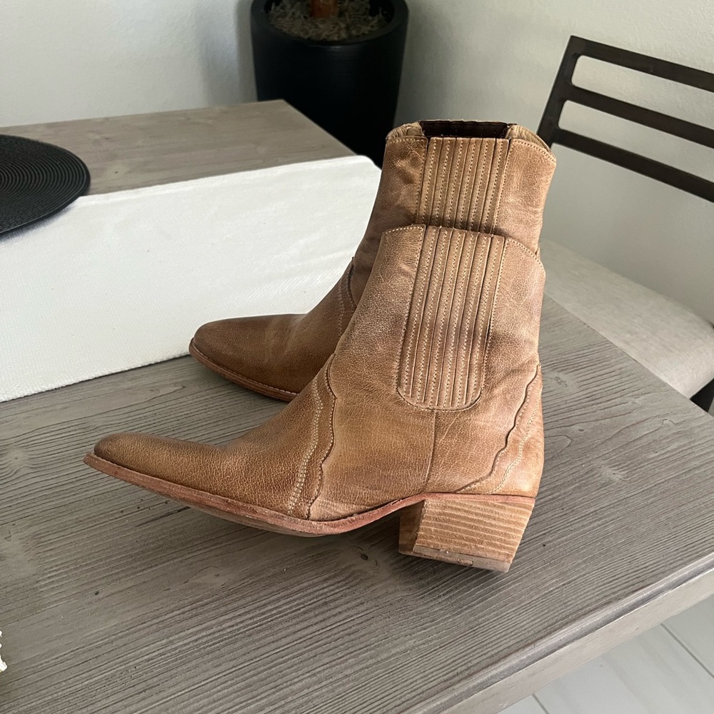 Free People-  Frontier Chelsea Boot Washed tan- size 40 fit like a US 9